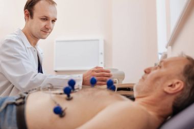 Güzel bakan Doktor hastasına yatıştırıcı