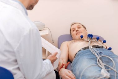 Doktorlar karar için bekleyen olgun hasta odaklı