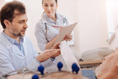 Büyük profesyonel hemşire doktora yardım