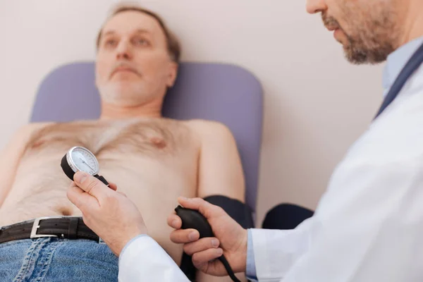 血圧を読んで主務対応医療ワーカー — ストック写真