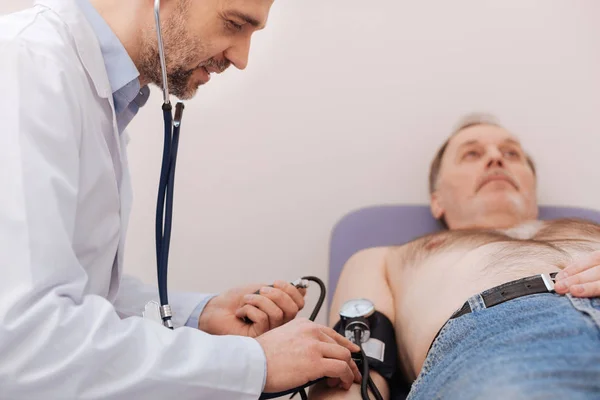 Médico joven dedicado a realizar algunas pruebas necesarias —  Fotos de Stock