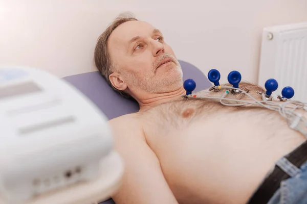 Homem calmo focado a ter a frequência cardíaca examinada — Fotografia de Stock