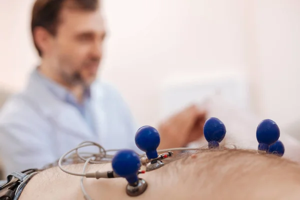 Tapasztalt kardiológus érzékelők csatlakoztatása a betegek mellkasi — Stock Fotó
