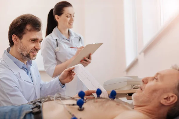 Une éminente travailleuse médicale assiste son collègue — Photo