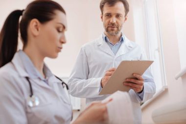 Usta kesin doktor arkadaşları istişare arayışı