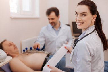 Heyecanlı önde gelen uzman iyi haberlerim anlatmaya hazır