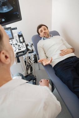 Arayan doktorlar tavsiye bilge genç adam