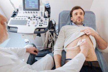 Midesi taranmış olan sorunlu genç beyefendi