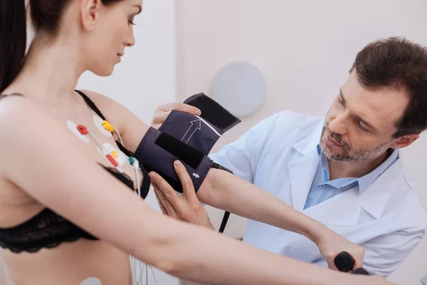 Estudiante médico atento paciente que utiliza algunos equipos para obtener resultados integrales — Foto de Stock