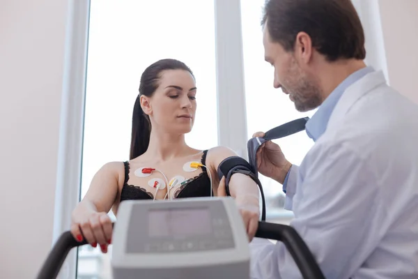 Gezellig patiënt cardioloog opvoeren voor medisch experiment — Stockfoto