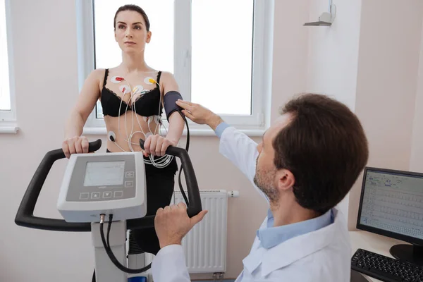 Внимательно обученный кардиолог фиксирует оборудование — стоковое фото