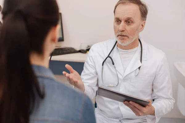 Erfahrener Arzt informiert seinen Patienten über Behandlung — Stockfoto