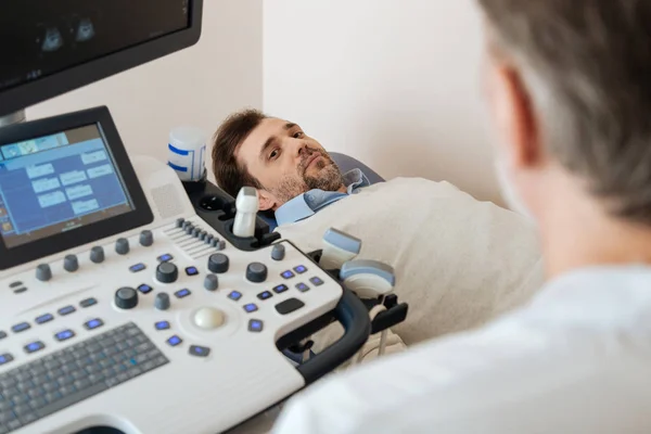 Paciente tranquilo esperando el procedimiento de ultrasonido —  Fotos de Stock
