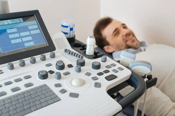 Paciente entusiasta esperando un procedimiento de ultrasonido —  Fotos de Stock