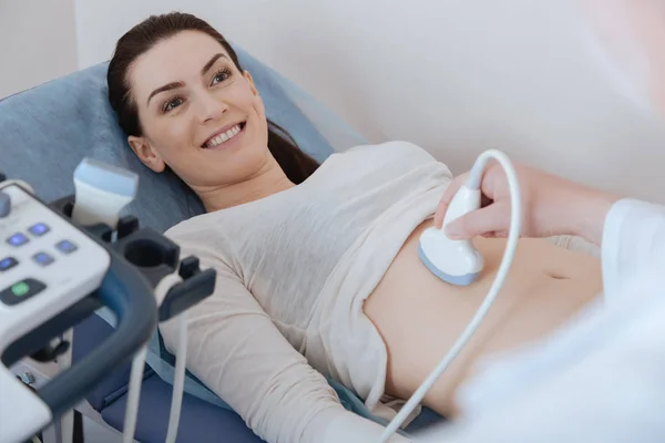 Энергичная женщина взволнована своей беременностью — стоковое фото