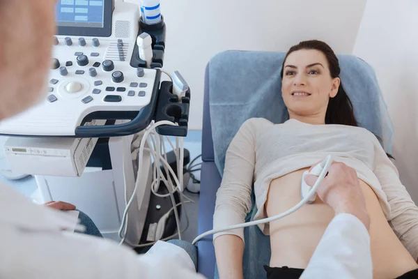 Energieke vrouw met haar maag gescand — Stockfoto