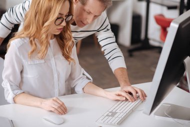 Birlikte işyerinde çalışan yararlı office yöneticilerinin