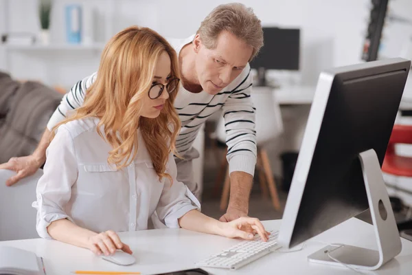 Mitwirkende Geschäftspartner im Büro — Stockfoto