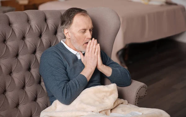 Oude man hoesten zittend op de Bank — Stockfoto