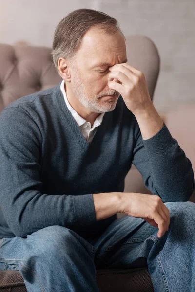 Nahaufnahme eines älteren Mannes mit schrecklichen Kopfschmerzen — Stockfoto