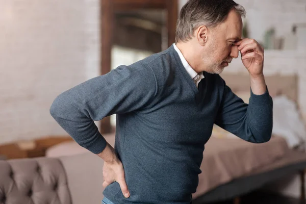 Orang tua dengan sakit di belakang dan sakit kepala — Stok Foto