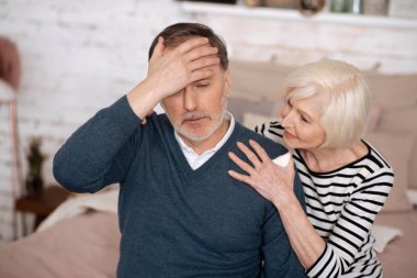 Yaşlı adam duygu ateş karısı yakınındaki closeup