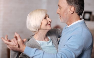 Üst düzey çift dans etmekten yakın çekim