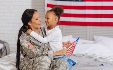 Hevesli çocuk ve annesi planlarını tartışıyor