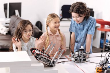 Hayret öğrenciler okulda elektronik robotlar test