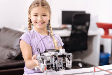 Samimi küçük kız okulda tutmak elektronik oyuncak