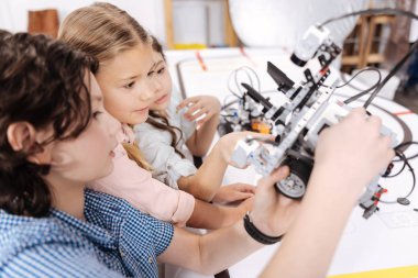 Özenli çocuklar okulda teknik buluşlar test