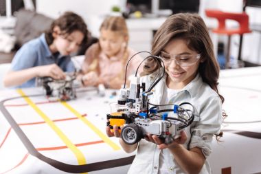 Robot okulda tutan güzel küçük kız