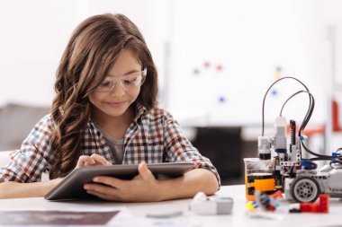 Neşeli kız tablet bilim Studio'da test
