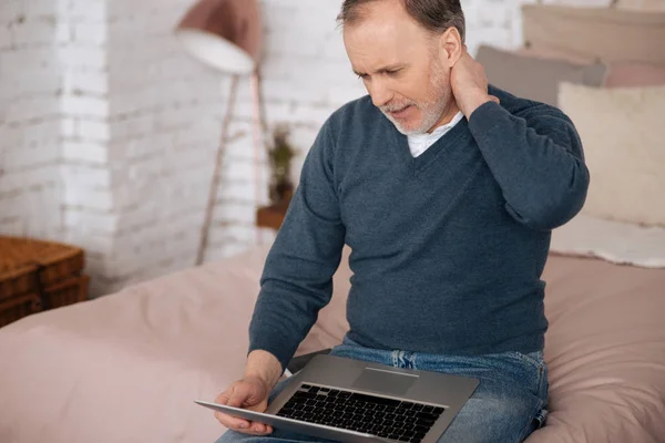 Senior mit Nackenschmerzen — Stockfoto