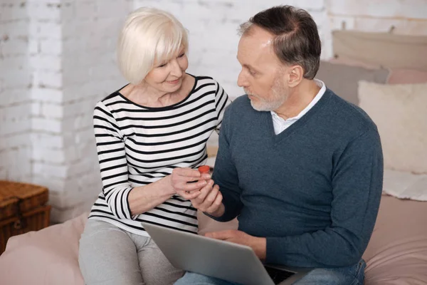 Oude dame geven sommige remedie voor de mens — Stockfoto