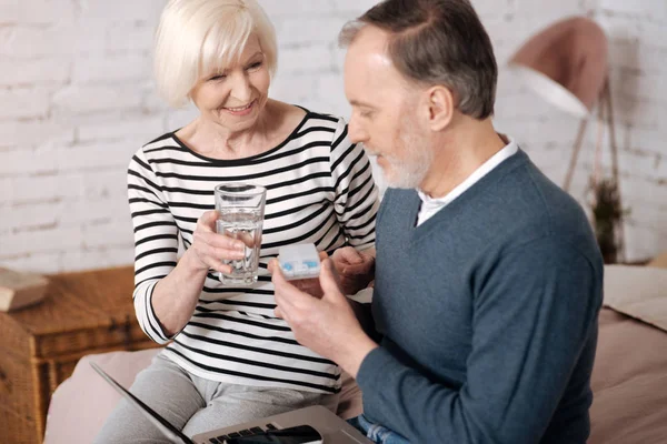 Idősebb pár megy, hogy tablettát — Stock Fotó