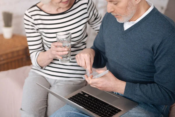 Idősebb pár megy, hogy tablettát felülnézet — Stock Fotó