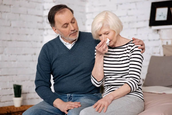 Senior vrouw haar neus in de buurt van man blazen — Stockfoto