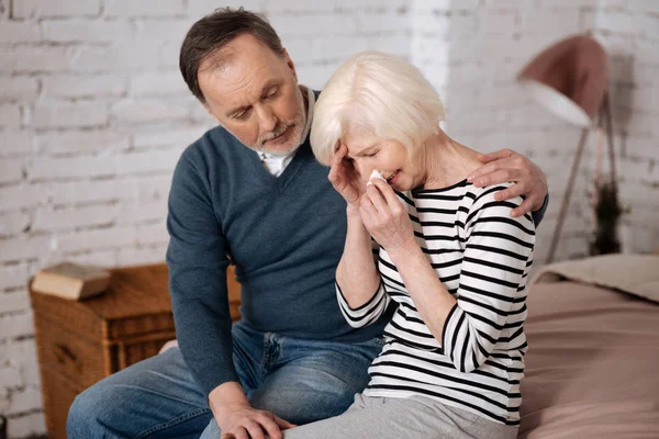 Anciano dando consuelo a su triste esposa — Foto de Stock