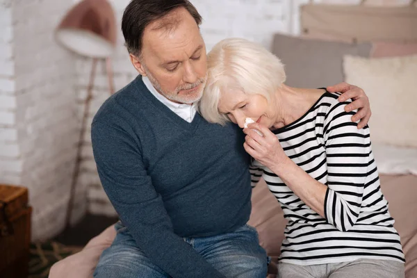 Piangendo donna anziana appoggiata sulla spalla di suo marito — Foto Stock