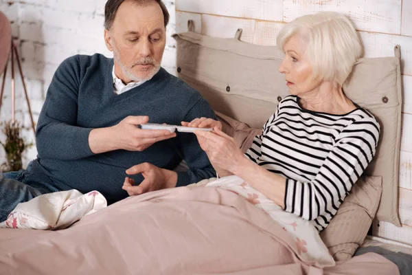 Anciano dando píldoras caso a su esposa enferma — Foto de Stock