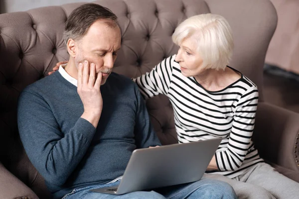 Senior lady supporting her husband having toothache — Stock Photo, Image