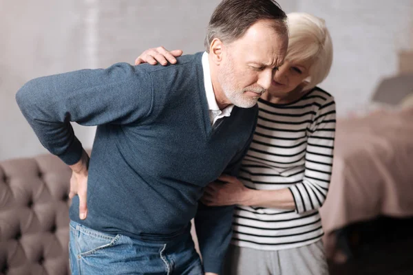 Senior férfi felesége közelében szörnyű hátfájás — Stock Fotó