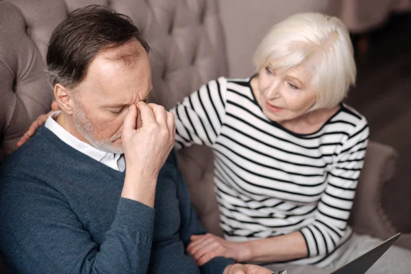 Senior man met hoofdpijn in de buurt van vrouw — Stockfoto