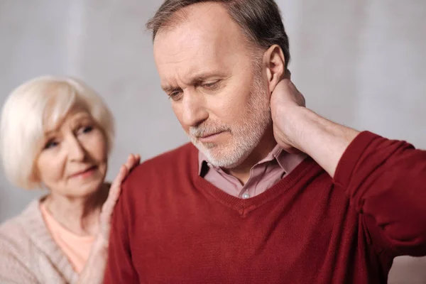 Nahaufnahme eines betagten Mannes mit Nackenschmerzen — Stockfoto