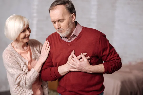 Idősebb hölgy férj szívfájdalom támogatása — Stock Fotó