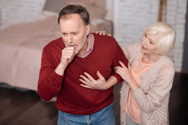 Yaşlı adam karısını öksürük