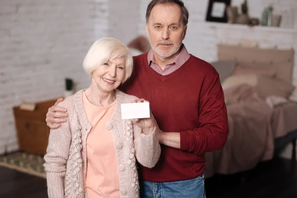 Feliz tarjeta de retención fmily ancianos . — Foto de Stock