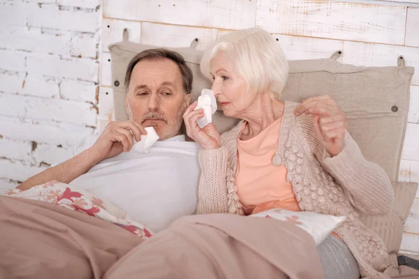 Casal de idosos deitado na cama com frio — Fotografia de Stock