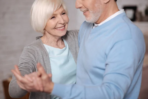 Close-up van lachende vrouw dansen met echtgenoot — Stockfoto